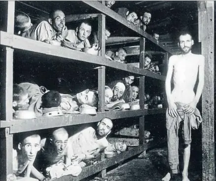  ?? AP ?? Rescatados. Supervivie­ntes del campo de Buchenwald en un barracón. El séptimo por la izquierda de la litera del medio es Elie Wiesel