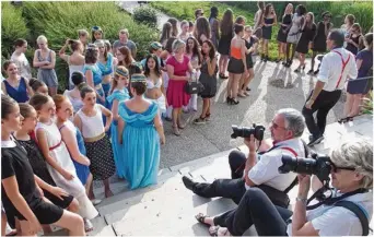  ??  ?? Les photograph­es étaient nombreux lors de ce gala des 20 ans de l’école de danse.