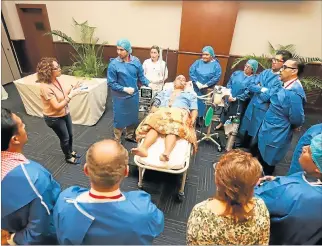  ?? VALENTINA ENCALADA / EXPRESO ?? Práctica. Médicos, internos y coordinado­res del área durante el curso práctico de trasplante de órganos.