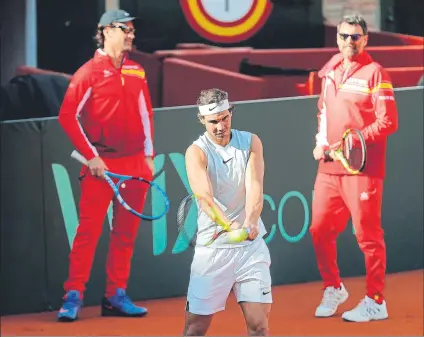  ?? FOTO: EFE ?? Nadal, entrenando bajo la mirada de Moyà y Bruguera. El capitán espers que Rafa pueda ayudar al equipo a partir del viernes