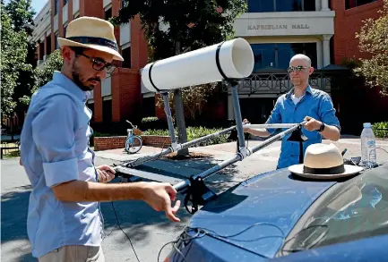  ?? GARY CORONADO ?? Professor George Ban-Weiss, right, and graduate student Arash Mohegh have found that mitigation strategies could vary block to block.