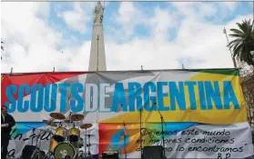  ??  ?? TIEMPOS MODERNOS. Francisco siempre tuvo llegada con los Scouts, aunque en su país la Iglesia está por separarse. En las redes estallaron los memes con la polémica (der.).