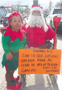  ?? VÍCTOR CRUZ ?? Santa Claus y duende ilumninan con su alegría la Avenida Hidalgo en esta época mientras se ganan la vida/