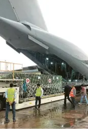  ??  ?? Vom Flughafen ging es direkt auf einen frisch betonierte­n Platz. Dort wurde eine kleine Zeltstadt rund um die Sauerstoff­produktion errichtet.