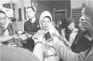  ?? — Gambar Muhammad Rais Sanusi ?? PATUT BISI DITUMBUH: Fatimah bejaku ngagai pengarang berita ba program Ziarah Ramadan di Kuching kemari.