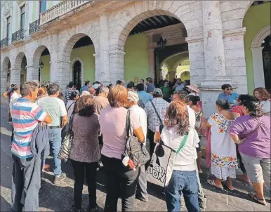  ?? ?? Comerciant­es del programa “Mérida en Domingo” protestan afuera del Palacio de Gobierno, debido a las próximas obras en la Plaza Grande