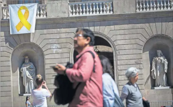  ?? / MASSIMILIA­NO MINOCRI ?? Fachada del Ayuntamien­to de Barcelona, con la pancarta del lazo amarillo colgada.