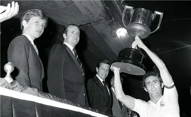  ?? EFE ?? Pirri levanta el trofeo de campeón de la Copa del Rey de 1980 ante Adolfo Suárez, el Rey Juan Carlos y el entonces Príncipe Felipe