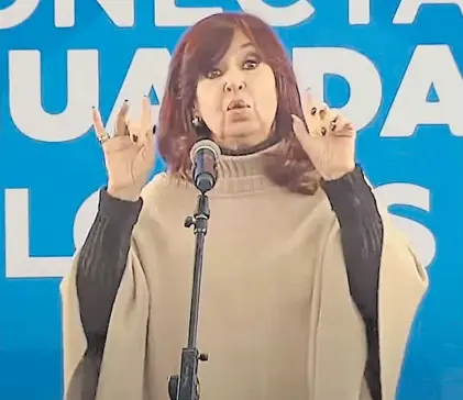  ??  ?? Oradora. Cristina, el jueves en Lomas de Zamora. Bajó línea en el Frente de Todos.