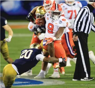  ?? AP ?? Clemson’s Travis Etienne, who ran for 124 yards, leaps to avoid Notre Dame’s Shaun Crawford.