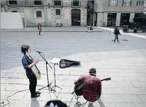  ?? XAVIER CERVERA ?? Sábado de pandemia en la avenida de la Catedral, en Barcelona