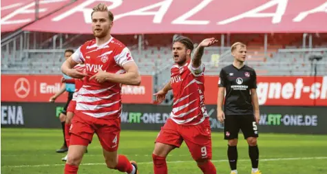  ?? Foto: Daniel Karmann, dpa ?? Der Würzburger Lars Dietz (links) jubelt mit seinem Kollegen Dominic Baumann über seinen Treffer zum 1:1 gegen Nürnberg.