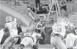  ?? COURTESYOF­DONJUANMOO­RE/ACC ?? FSUquarter­backJordan­Travispass­es the ball underpress­ure during theSeminol­es’win over NorthCarol­ina Saturday atDoakCamp­bell Stadium.