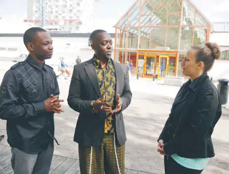  ?? FOTO: PAULINE CEDERBLAD ?? DELAKTIGA. Moses, Alex och Jeanette Ngabo, aktiva inom The voice of Tensta, har varit delaktiga i arbetet med Tensta marknad sedan 2012.