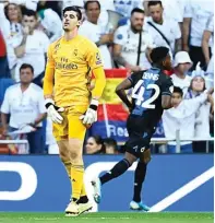  ?? OSCAR DEL POZO/AFP ?? BOBOL LAGI: Reaksi kekecewaan Thibaut Courtois setelah kembali diperdaya Emmanuel Dennis di Estadio Santiago Bernabeu.