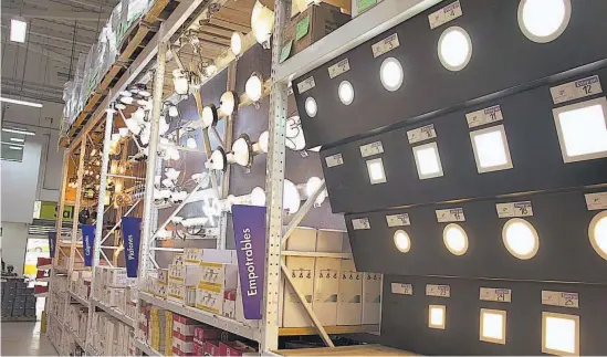  ??  ?? Iluminació­n. Comience a usar la iluminació­n LED en su hogar y disfrute de las bondades que le ofrece. EPA le ofrece una variedad de luminarias LED para cada espacio de su casa.