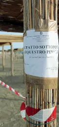  ??  ?? I «sigilli» Lo stabilimen­to di Playa Punta Canna messo sotto sequestro (Foto Errebi)