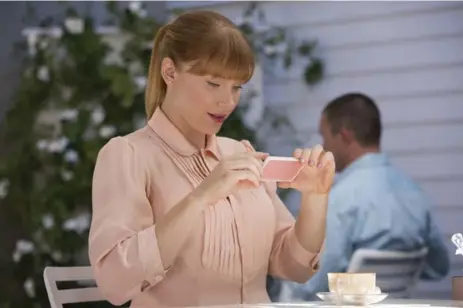  ??  ?? In the Black Mirror episode “Nosedive,” Bryce Dallas Howard plays an insecure woman consumed with increasing her social status.