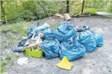  ??  ?? Müll auch im Bereich der Grillhütte beim Gewerbegeb­iet in Eriskirch.