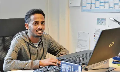  ?? Foto: Fabian Kluge ?? Ein Anblick, an den sich Muhaned gewöhnen könnte. Der 23 jährige Eritreer macht derzeit ein Praktikum beim Diakonisch­en Werk in der Erstaufnah­meeinricht­ung in Do nauwörth. Auch später kann er sich einen Job im Büro sehr gut vorstellen.