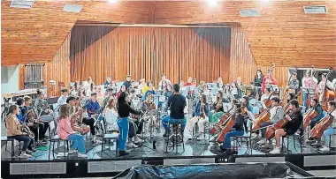  ?? ?? Jóvenes músicos en un ensayo realizado durante la jornada de ayer.