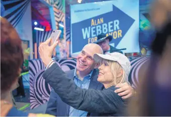  ?? EDDIE MOORE/JOURNAL ?? Alex Windsor takes a selfie with Alan Webber at his mayoral campaign kick-off event in October.