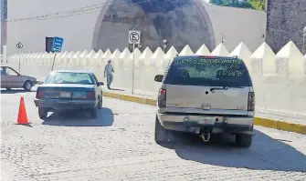  ??  ?? Vendedores cerraron calles principale­s de la alcaldía previó al acuerdo