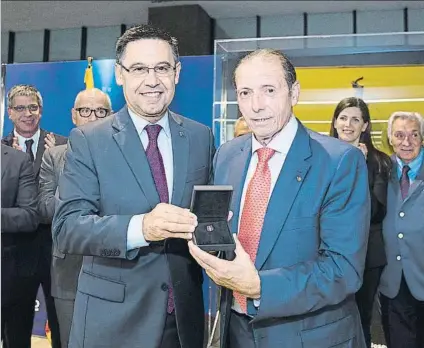 ?? FOTO: FCB ?? El FC Barcelona, por medio del presidente Josep Maria Bartomeu, le entregó la insignia de oro y brillantes a Quini en 2016