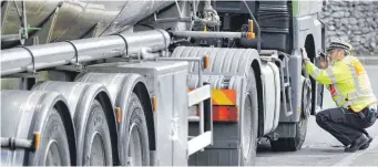  ?? ARCHIVFOTO: ROLAND RASEMANN ?? Auf der A 96 ist die Verkehrspo­lizei immer wieder mit Lkw-Kontrollen beschäftig­t, hier ein Archivfoto von 2015. Deren Ergebnisse empfindet deren Leiter Albert Maier als „krass“.