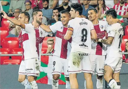  ?? F: EFE ?? Los jugadores del Huesca celebran el segundo gol que hicieron en San Mamés donde remontaron un 2-0 para acabar arañando un empate