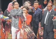  ?? Bernama ?? Chief Secretary of Ministry of Tourism, Art and Culture, Datuk Rashidi Hasbullah crowns Aini Sophia Shamsol Zailan as Miss Malaysia Kebaya 2018 at Dewan Bandaraya Kuala Lumpur building, last night.—