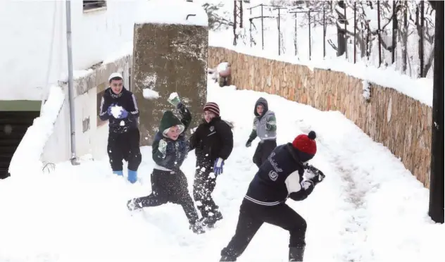  ?? Reuters ?? ↑
Children play with snow in the Lebanese town of Hasbaya on Thursday.