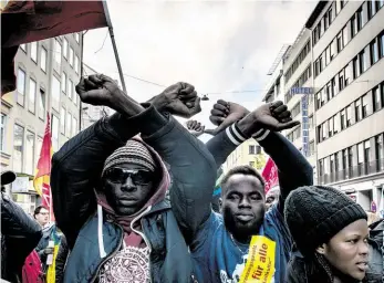  ?? Foto: Profimedia.cz ?? Nesouhlasí­me Migranti v Německu loni protestova­li proti některým rozhodnutí­m vlády i proti deportacím. Odmítnuté žadatele o azyl chce nyní vláda vracet do domovských zemí ve větším počtu.