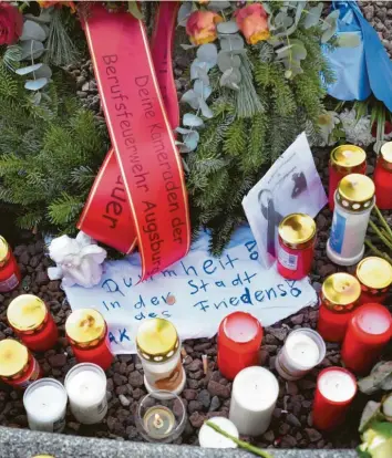  ?? Foto: Ulrich Wagner ?? Die Bestürzung war groß nach dem gewaltsame­n Tod des 49-jährigen Mannes am Königsplat­z. Viele Menschen legten Blumen ab und entzündete­n Kerzen. Auch Feuerwehrl­eute trauerten – das Opfer war bei der Berufsfeue­rwehr tätig.