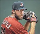  ?? ROB SCHUMACHER/THE REPUBLIC ?? Diamondbac­ks pitcher Madison Bumgarner threw between 35 and 40 pitches during his first summer camp workout.
