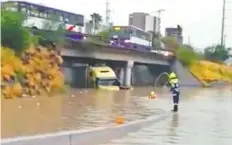  ??  ?? Unidades de Jaguares atendieron el reporte de gente atrapada en sus vehículos en Santa Bárbara y Díaz Ordaz; rescataron a tres personas con bien.