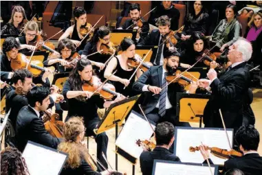  ?? ?? Daniel Barenboim al frente de la Orquesta WestEaster­n Divan.