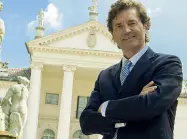  ??  ?? Sul Montello Giancarlo Moretti Polegato davanti a Villa Sandi, lo storico edificio che dà il nome alla casa vinicola