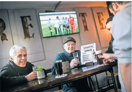  ?? RP-FOTO: ANDREAS BRETZ ?? Pete (links) und Duffy unterstütz­en die Aktion „Kein Katar in meiner Kneipe“. Sie schauten im Retematäng lieber das Spiel Deutschlan­d gegen England aus dem WM-Jahr 2010.