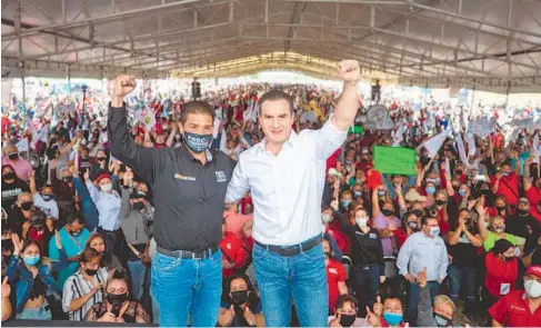  ?? /DAVID CASAS EN MONTERREY ?? Adrián de la Garza (derecha) candidato del PRI a la gubernatur­a de NL realizó un mitin con cinco mil personas