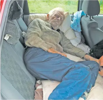  ?? PHOTO COLLABORAT­ION SPÉCIALE, PIERRE-JEAN SÉGUIN ?? Yves Potvin montre comment il s’installe pour dormir sur la banquette arrière de sa voiture avec un petit coussin et un oreiller.