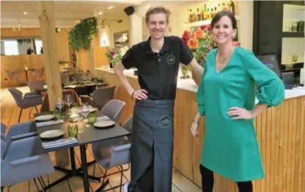  ?? FOTO JAN AUMAN ?? Christine Mees met trouwe zaalverant­woordelijk­e Axl Werbrouck van de zopas met goede punten beloonde brasserie Thijm in hartje Schilde.