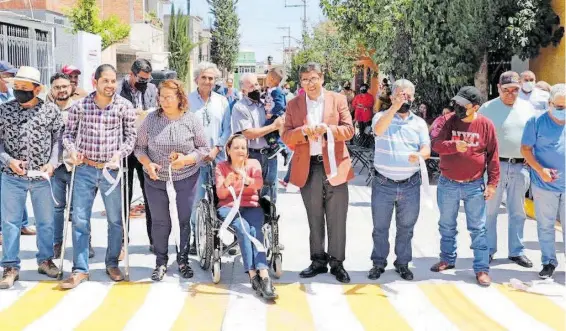  ?? / SERVANDO BURCIAGA ?? Saúl Monreal Ávila, presidente municipal, entregó la pavimentac­ión de varias calles de la ciudad.