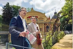  ?? Foto: Mayr ?? Das Parktheate­r unter der Regie von Stefan Weippert (links) veranstalt­et das Djan go Reinhardt Festival selbst. Violinist Sandro Roy berät die Macher.