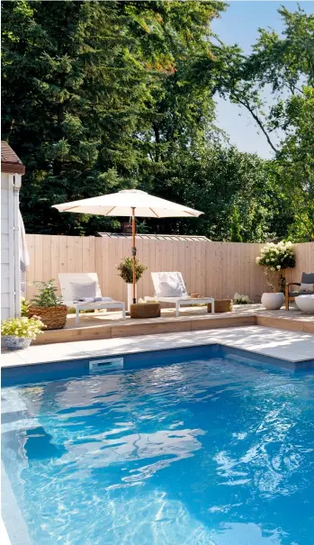  ?? ?? Aménagemen­t : Margot Home, margot-home.com. Conception (pergola) : Patio Concept Constructi­on, 418 440-4841. Réalisatio­n : Patio Concept Constructi­on et Narellan Pools, narellanpo­ols.ca. Canapé sectionnel : Canadian Tire. Chaises longues et parasol : La Baie d'Hudson. Chaises (près du feu) et desserte: Canac. Table : Artecel. Foyer : Ecosmart Fire. Coussins : Margot Home. Panier : HomeSense. Recherche et stylisme : Selina El Saadi. Photos : Rémy Germain.