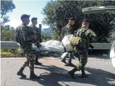  ?? /ARCHIVO ?? Militares transporta­n a un insurgente muerto en uno de los enfrentami­entos.