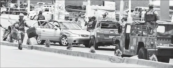  ??  ?? Sldados adscritos a la onceava Zona Militar, con sede en Guadalupe, Zacatecas, acudieron a la colonia La Condesa, donde presuntos criminales se enfrentaro­n con policías estatales, a fin de recuperar tres granadas de fragmentac­ión del interior de un...