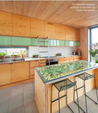  ??  ?? The beautiful seaglass worktop on the island is a bespoke feature