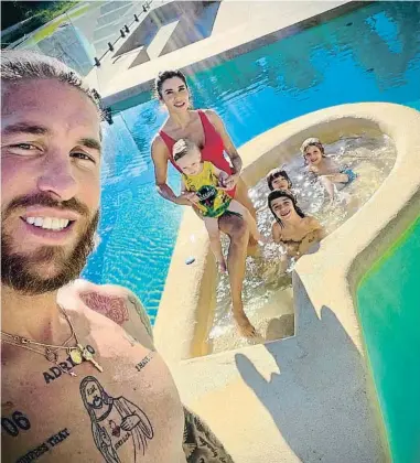  ??  ?? Sergio Ramos y Pilar Rubio con sus cuatro hijos disfrutand­o del verano