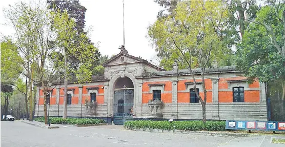  ?? PROBOSQUE CHAPULTEPE­C ?? Se trata de un edificio que durante el siglo XIX fue la entrada al Antiguo Colegio Militar, célebre por el episodio de los Niños Héroes.